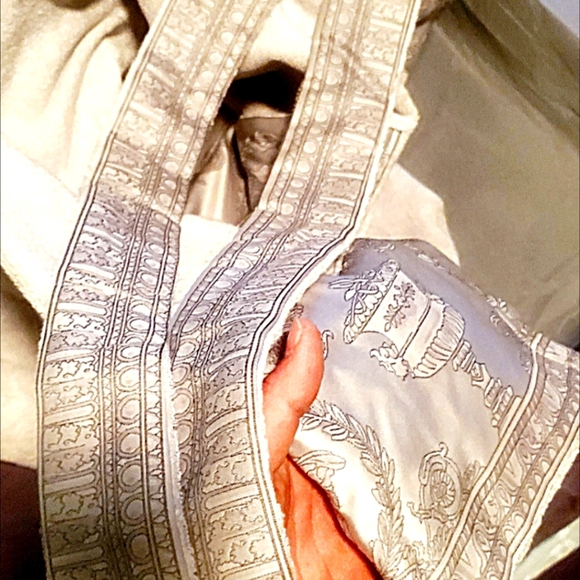 VERSACE BATHROBE - NEVER BEEN WORN BRAND NEW WITH TAGS FROM THE STORE STILL ON ! - Picture 5 of 9